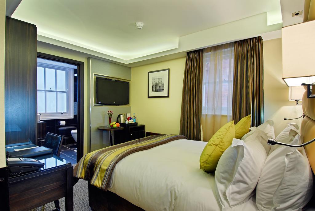 Park Grand Mayfair Londra Exterior foto A room at the hotel