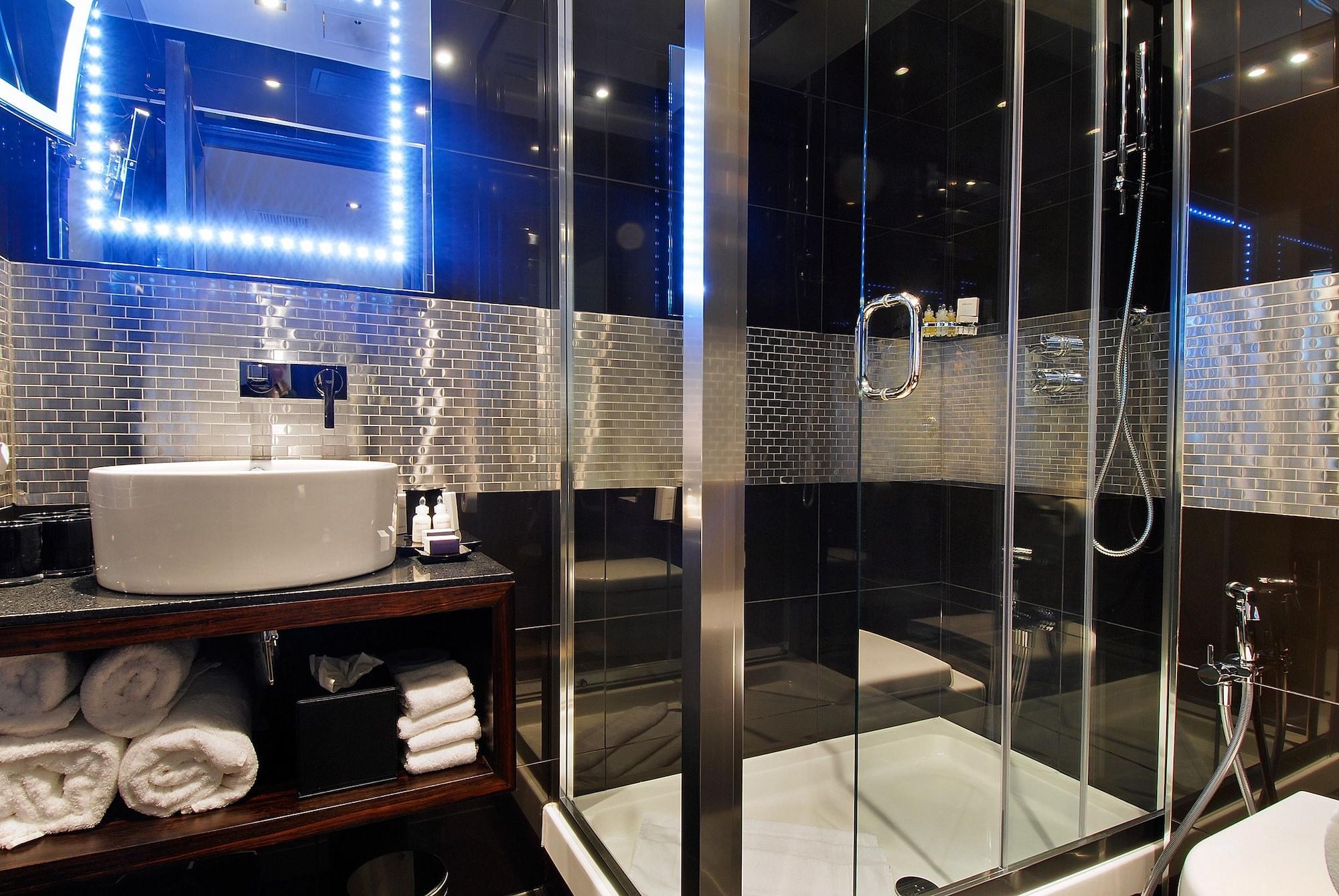 Park Grand Mayfair Londra Exterior foto A shower cubicle