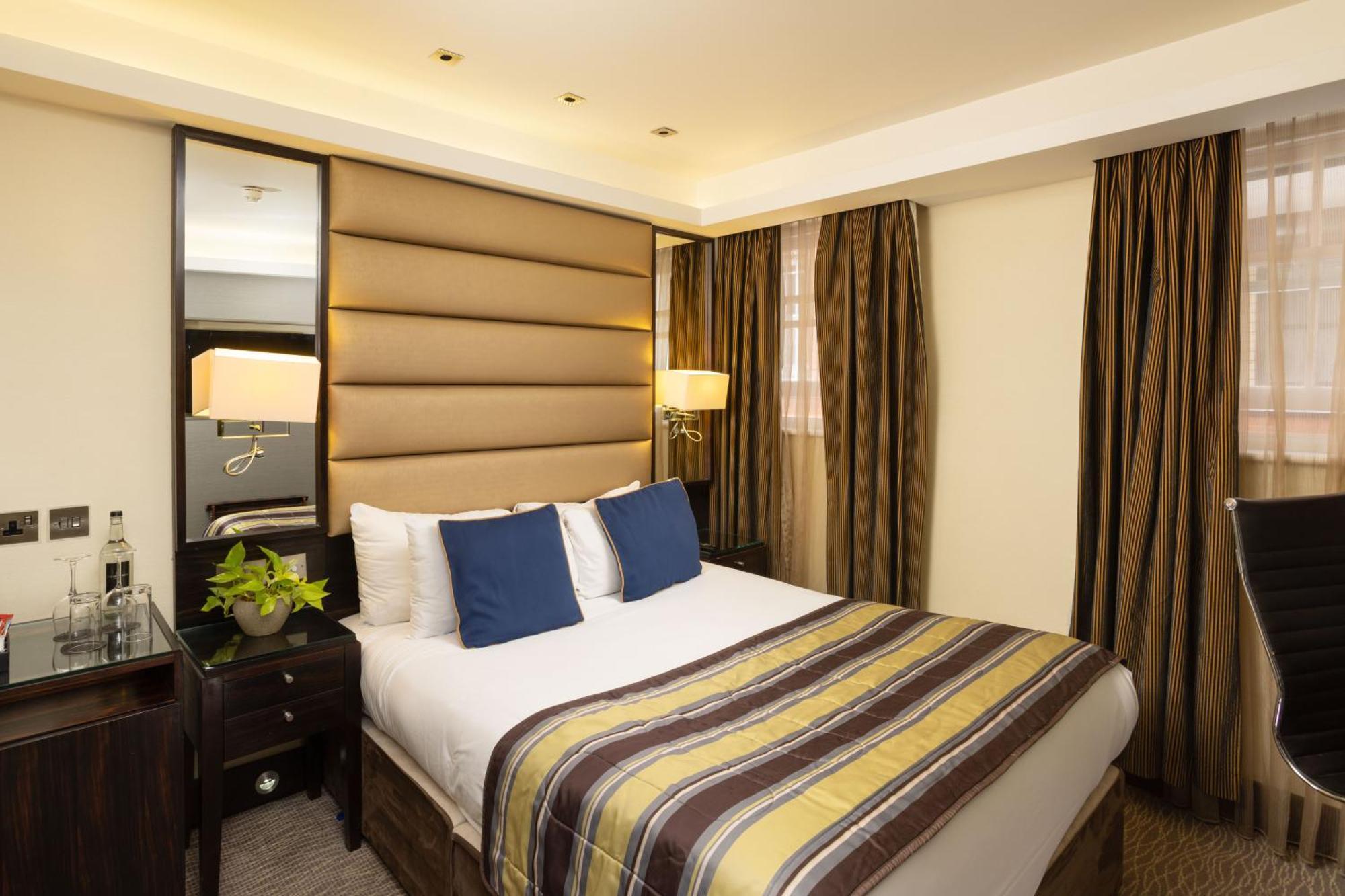 Park Grand Mayfair Londra Exterior foto A bedroom at the hotel