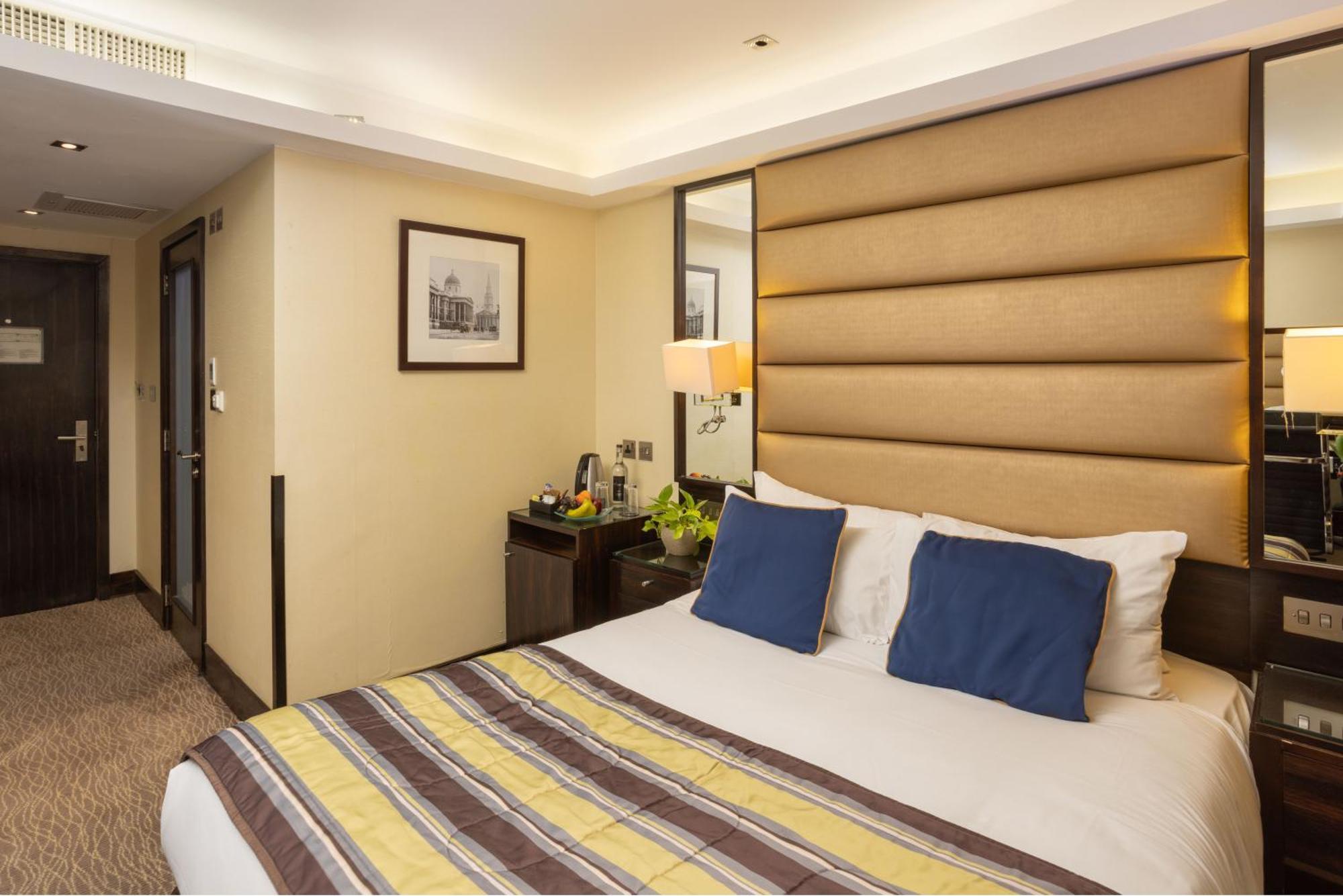 Park Grand Mayfair Londra Exterior foto A room at the hotel