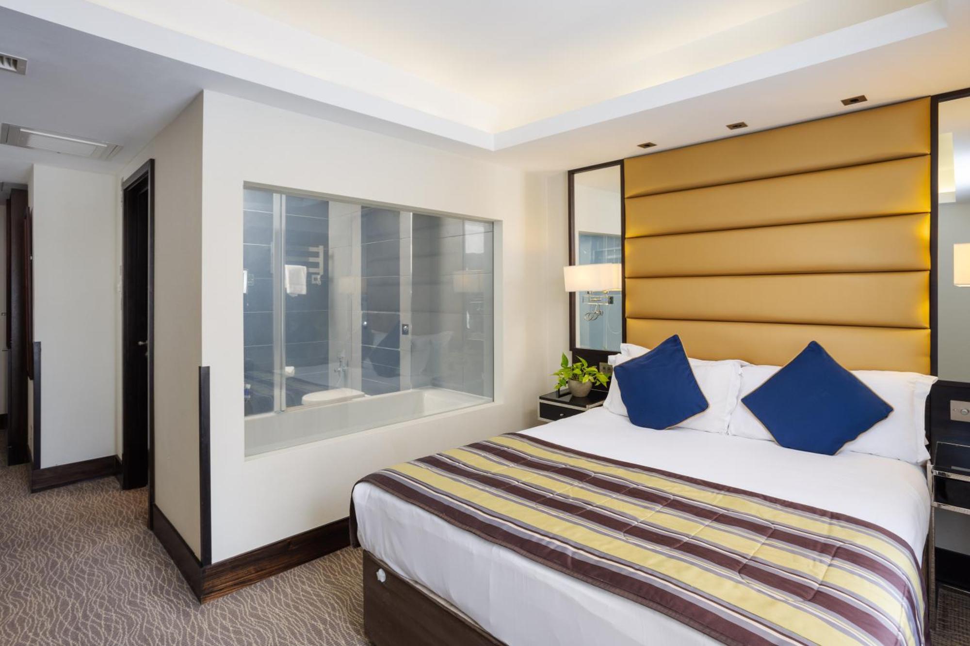 Park Grand Mayfair Londra Exterior foto A bedroom at the hotel