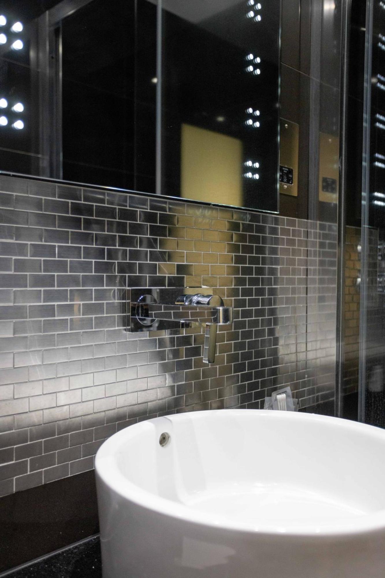 Park Grand Mayfair Londra Exterior foto Subway tiles in a shower