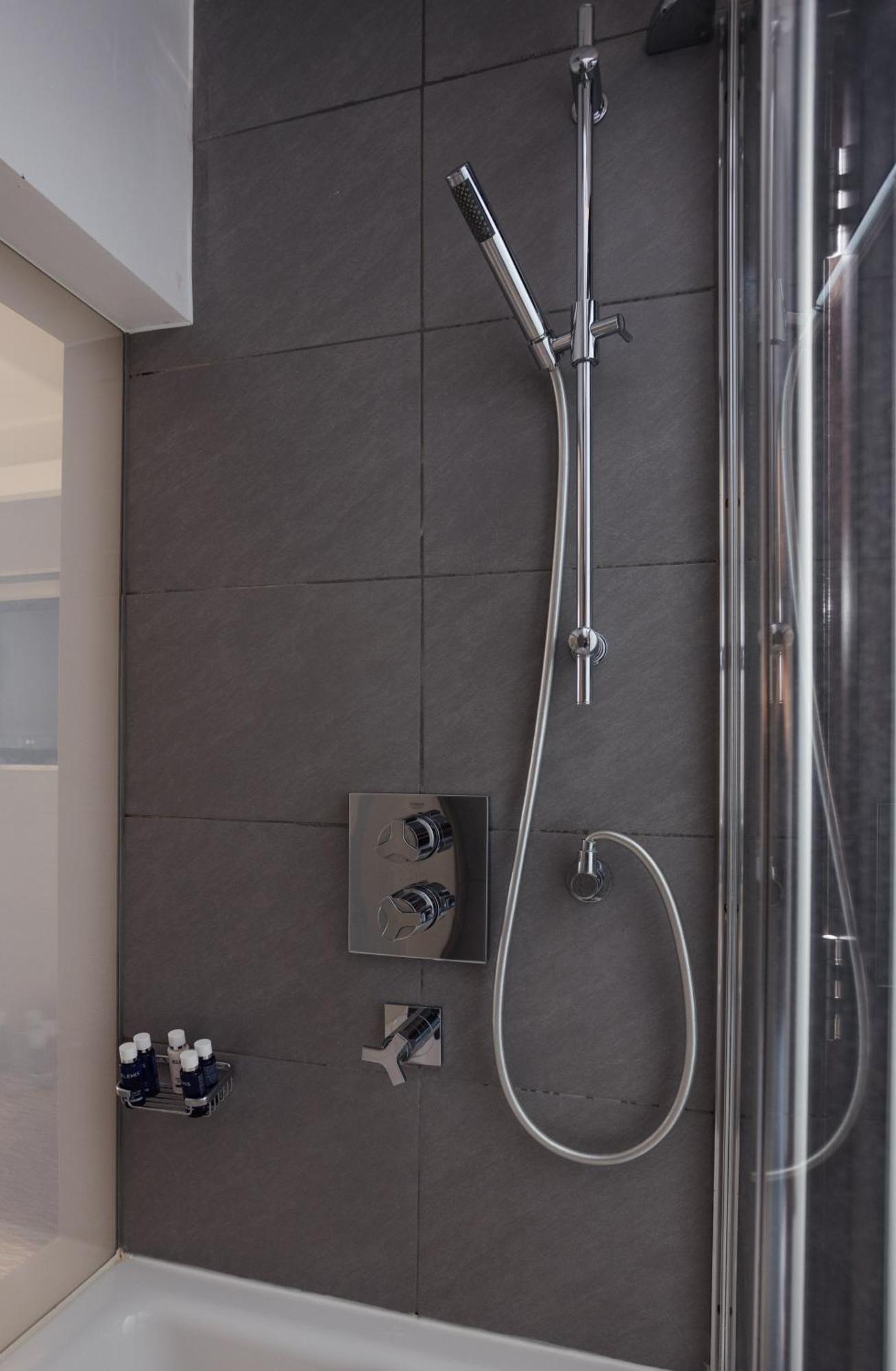 Park Grand Mayfair Londra Exterior foto A shower valve