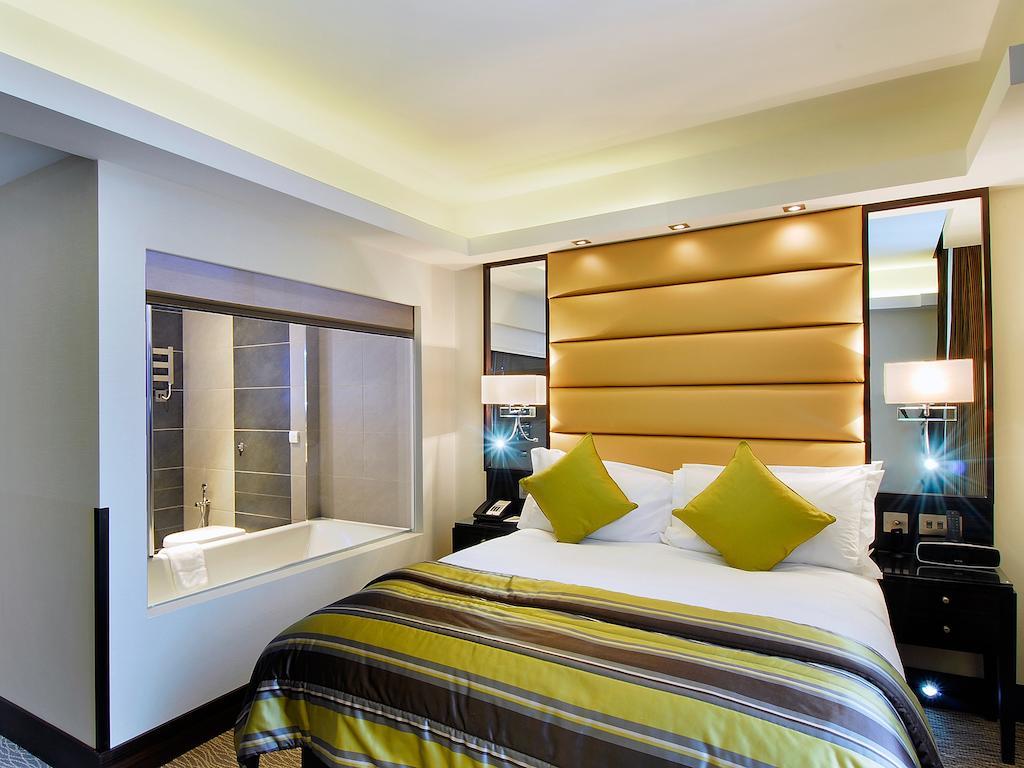 Park Grand Mayfair Londra Exterior foto A bedroom at the Hilton London West End