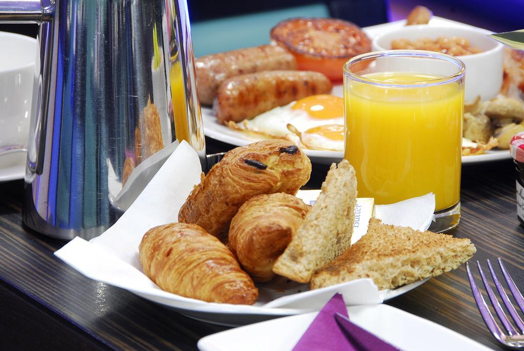 Park Grand Mayfair Londra Exterior foto A continental breakfast