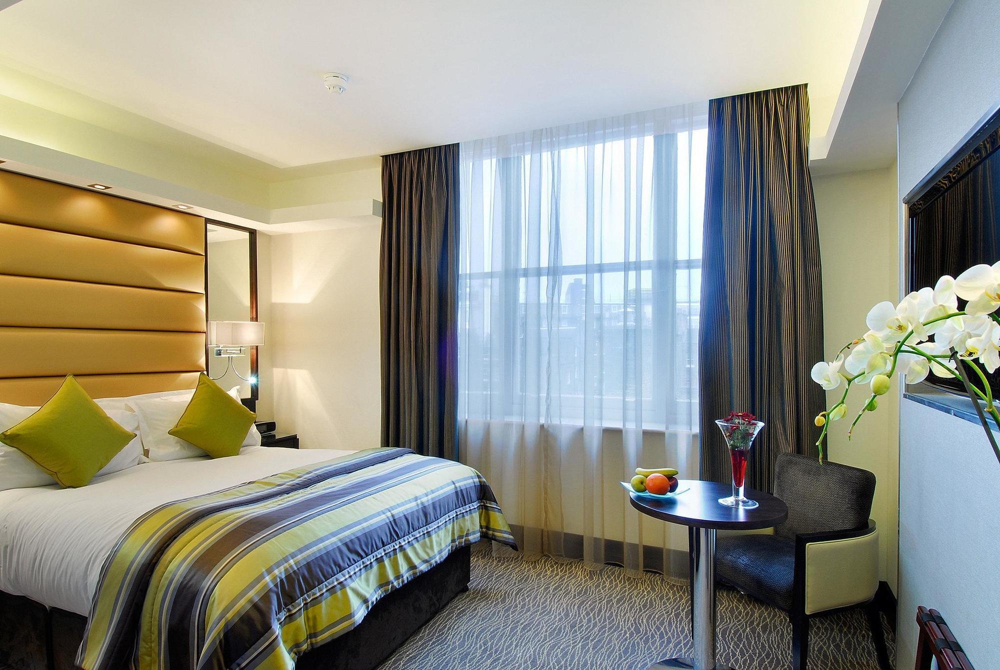 Park Grand Mayfair Londra Exterior foto A room at the hotel