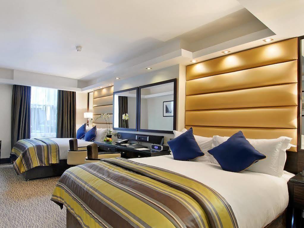 Park Grand Mayfair Londra Exterior foto A bedroom at the Hilton London Paddington