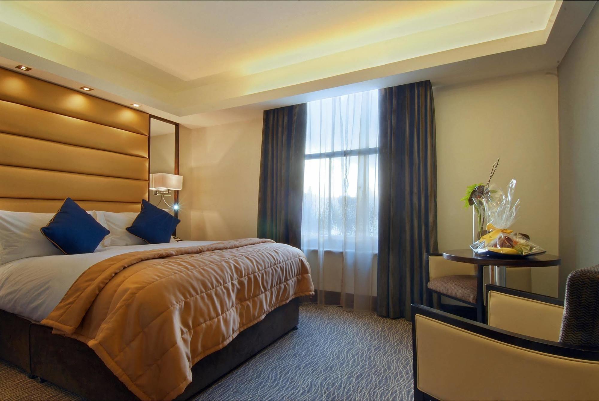 Park Grand Mayfair Londra Exterior foto A bedroom at the hotel