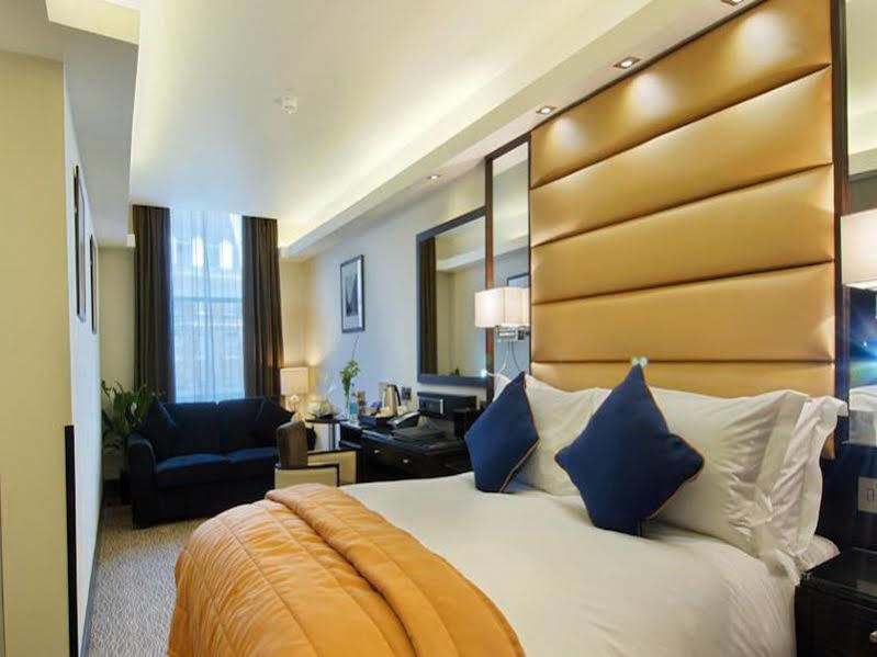 Park Grand Mayfair Londra Exterior foto A bedroom at the hotel
