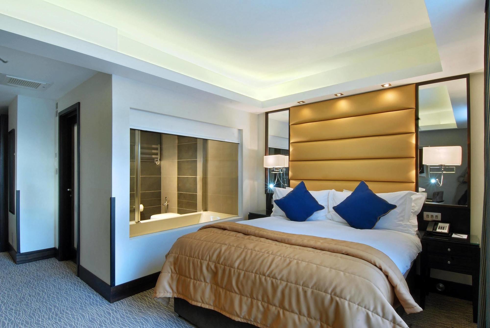 Park Grand Mayfair Londra Exterior foto A bedroom at the hotel