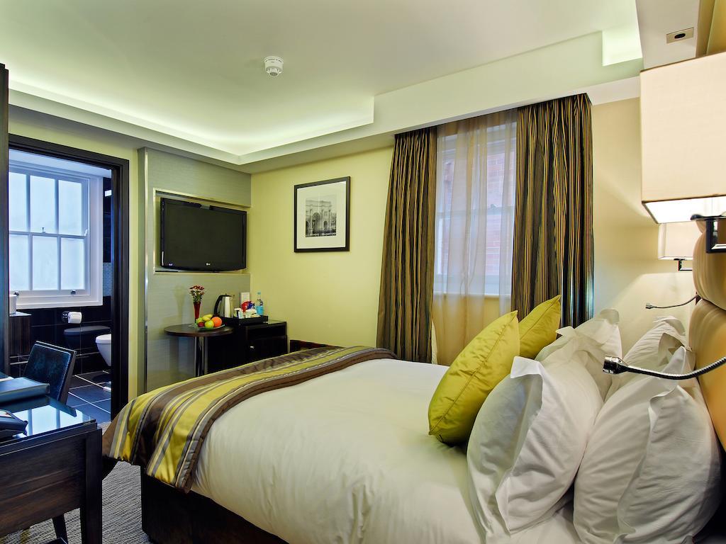 Park Grand Mayfair Londra Exterior foto A bedroom at the hotel