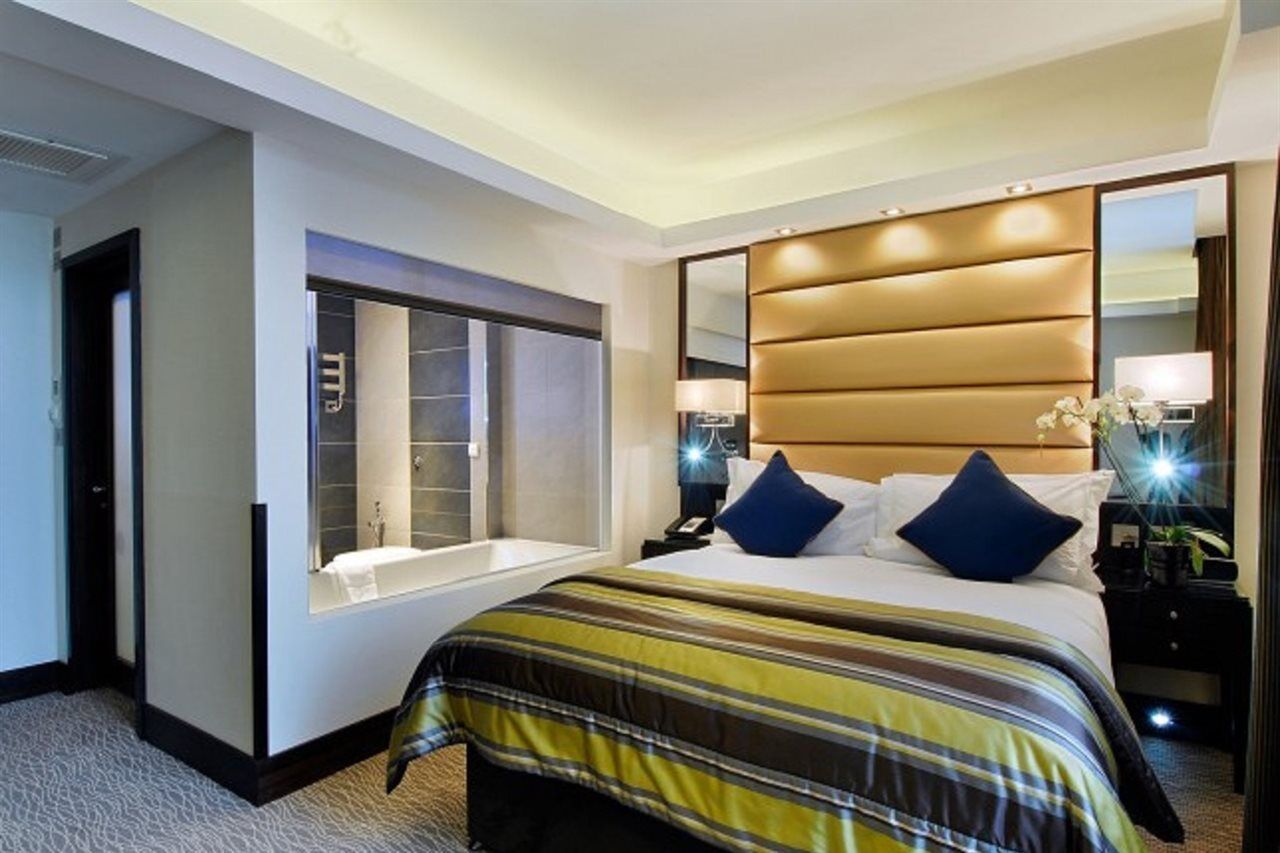 Park Grand Mayfair Londra Exterior foto A bedroom at the InterContinental London The O2