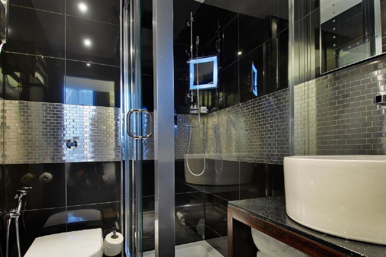 Park Grand Mayfair Londra Exterior foto A shower enclosure