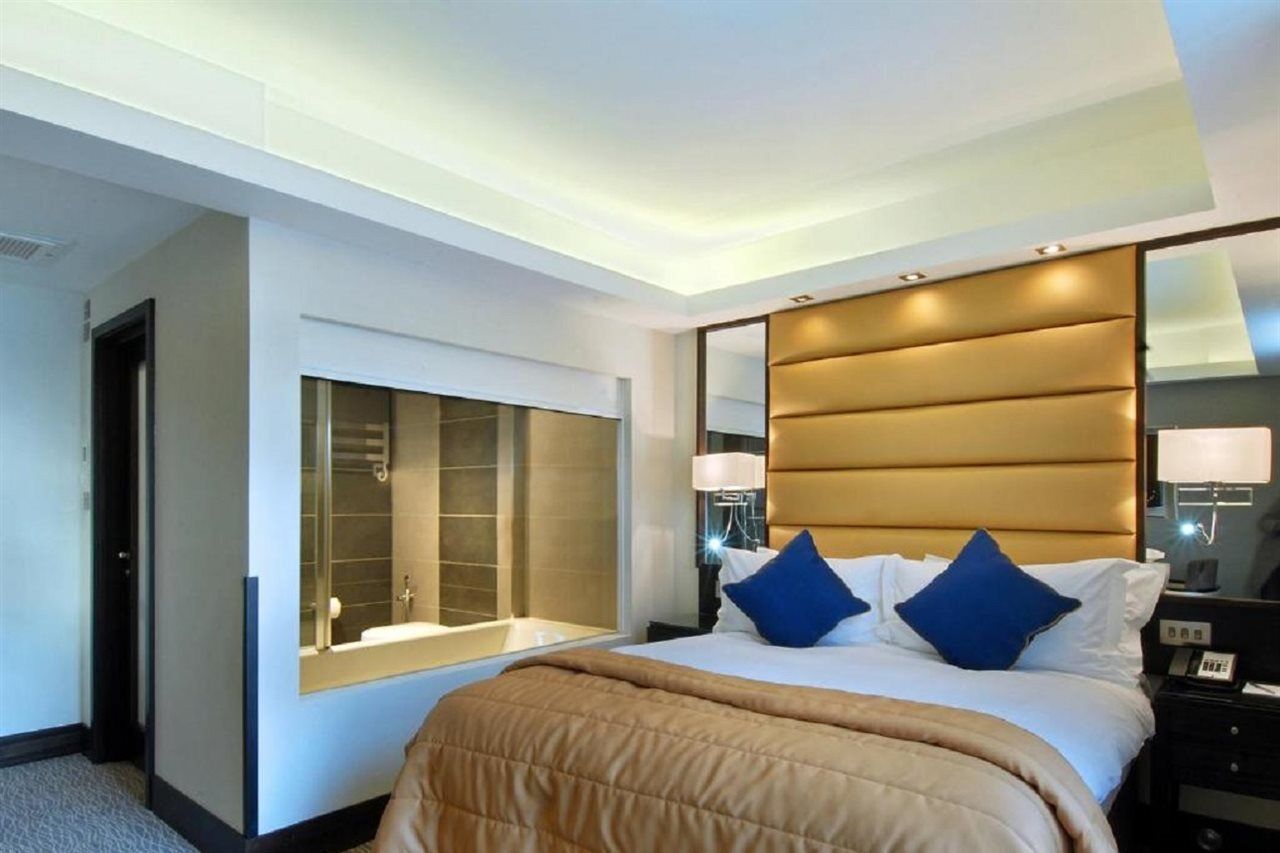 Park Grand Mayfair Londra Exterior foto A bedroom at the hotel